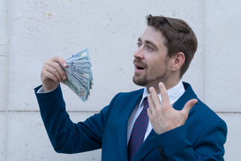 Заробитчане на треть увеличили объем денежных переводов в Украину