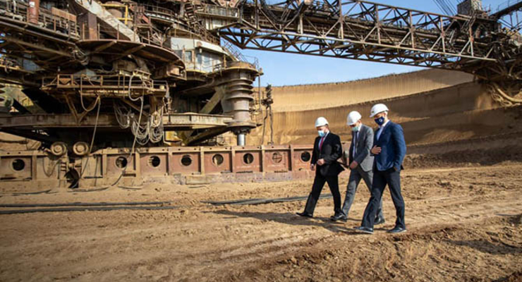 СМИ: На пути украинского экспорта титанового сырья в страны Азии встали Фирташ, Москва и следователи ГБР