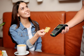 Украинцы отказываются от наличных денег: что происходит