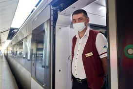 "Укрзализныця" назначает 15 дополнительных поездов на праздничные дни: расписание