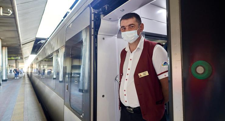 "Укрзализныця" назначает 15 дополнительных поездов на праздничные дни: расписание