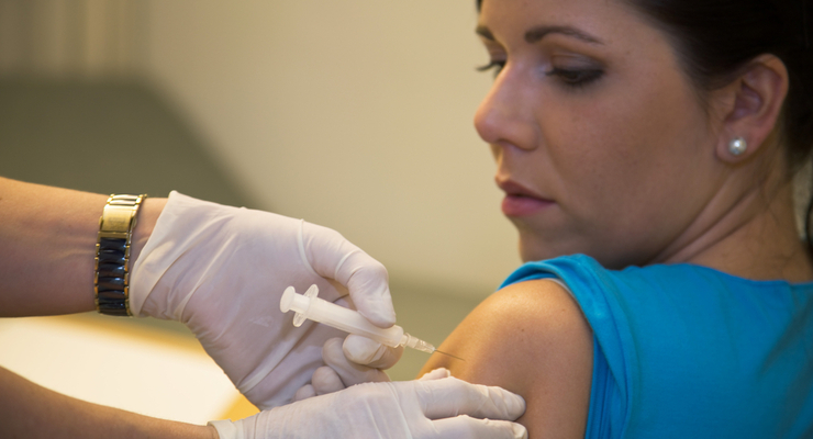 Без вакцины многие украинцы не смогут работать  / depositphotos