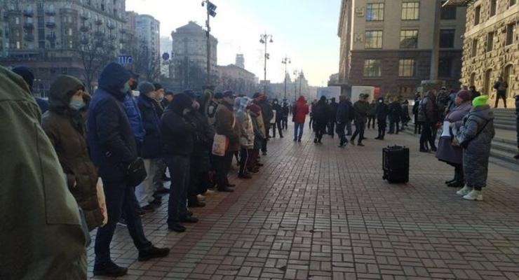 Несколько сотен киевлян вышли на акцию протеста под КГГА, начинаются потасовки – СМИ