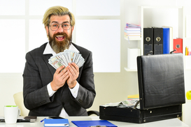 Украинцам повысят зарплаты в 2022 году: кто и сколько получит