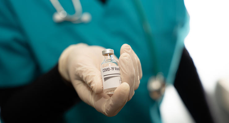 Вакцинация в Украине: дополнительную дозу против COVID-19 получили 14 человек