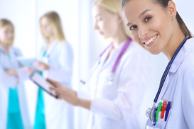 Зарплаты врачам в Украине повысят - Кабмин