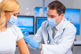 Врачам Украины доплатят за вакцины - подробности