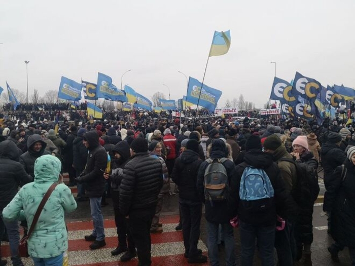 Фото с митинга в поддержку Порошенко