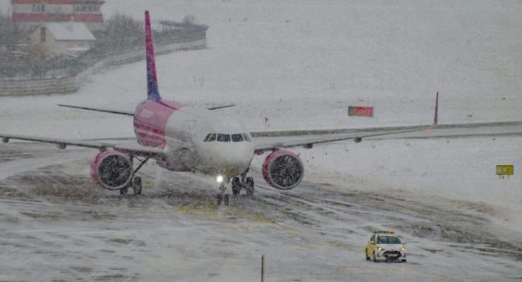 Самолеты отправляют во Львов: Они не могут сесть в "Жулянах" из-за погоды