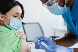 Половина взрослых украинцев уже вакцинировалась - Минздрав