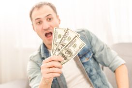 Курс валют на 15.02.2022: Доллар продолжает дорожать