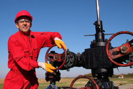 Цены на нефть выросли до 100 долларов из-за вторжения России в Украину