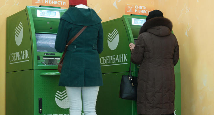 Россияне вынесли из банков свыше триллиона рублей наличными