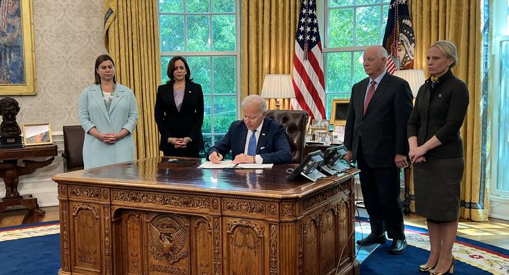 Президент США подписал закон о ленд-лизе для Украины