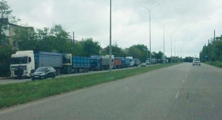 Окупанти продовжують красти українське зерно та вагонами вивозити до Росії