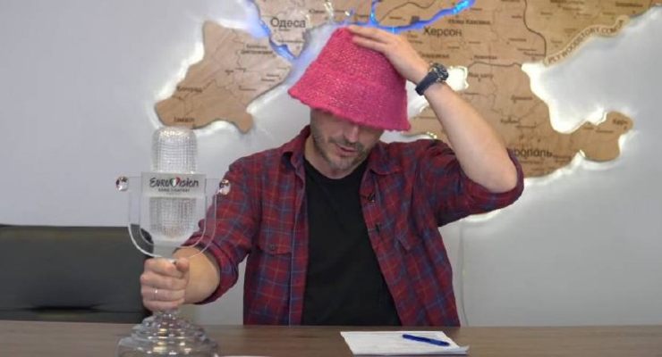 Kalush Orchestra и Сергей Притула продали хрустальный микрофон Евровидения-2022 / t.me/suspilne_eurovision_ukraine