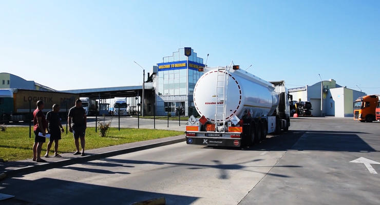 Дефицит топлива в Украине: На границе созданы "зеленые коридоры" для бензовозов