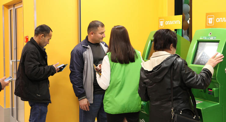 Кроме банкоматов: Украинцы могут снять наличные в магазинах, аптеках и АЗС