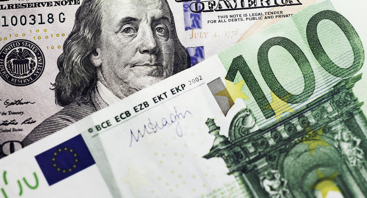 Євро може зрівнятися з доларом протягом місяця - Bloomberg