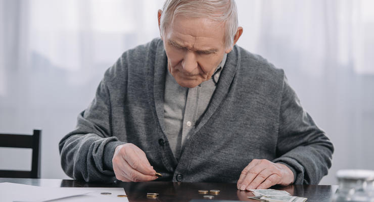ПриватБанк почав виплачувати пенсії військовим пенсіонерам: Як оформити картку