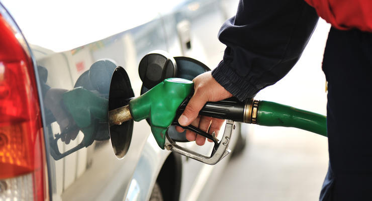 Цены на топливо начали снижаться: На сколько подешевели бензин и ДТ в Украине