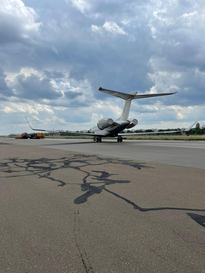 Правоохранители передали ВСУ вертолет и самолет Медведчука