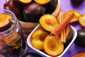 Найдешевший сезонний фрукт: В Україні розпочалася масова реалізація сливи