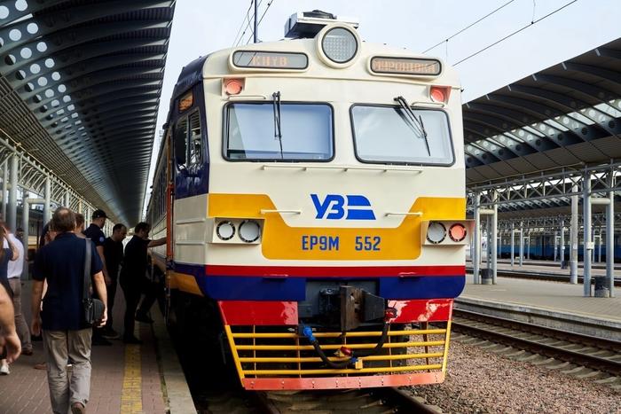 УЗ запустила два модернизированных пассажирских поезда
