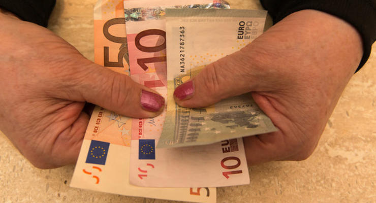 Украинцы смогут обменивать гривны на евро в банках Латвии: В НБУ назвали условия