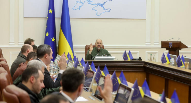 Украина ожидает получить еще 3 млрд евро помощи от ЕС до конца года, - Шмыгаль