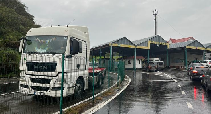 Ситуация на польской границе: Пустые грузовики начали пропускать через "Устилуг"