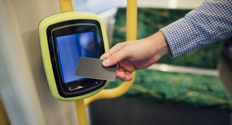 Оплата проезда банковской картой в общественном транспорте: Когда заработает в Киеве