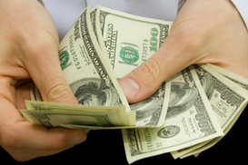 Нехватка долларов и евро: НБУ провел третий обмен безналичной валюты на наличную