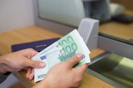 Украинcкие беженцы смогут обменять наличную гривну на евро в Литве