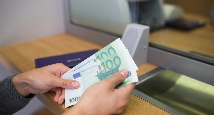 Украинcкие беженцы смогут обменять наличную гривну на евро в Литве