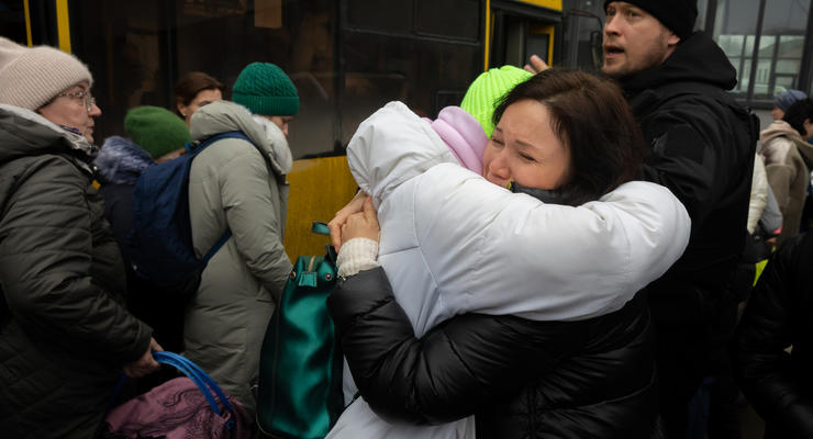 Эвакуированные украинцы получают финансовую помощь от правительства