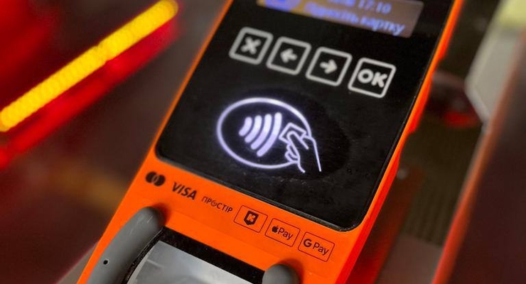 Для оплати проїзду треба прикласти банківську картку до валідатора / kyivcity.gov.ua