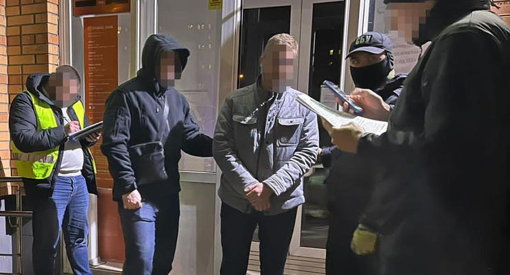 16 тыс долл за незаконный выезд за границу: В Киеве задержали управляющего отделением банка