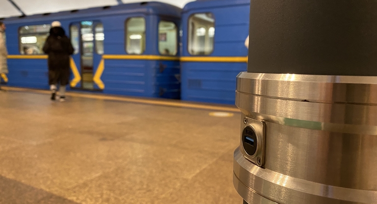 На станциях столичного метро обустроены точки с USB-зарядками / kyivcity.gov.ua