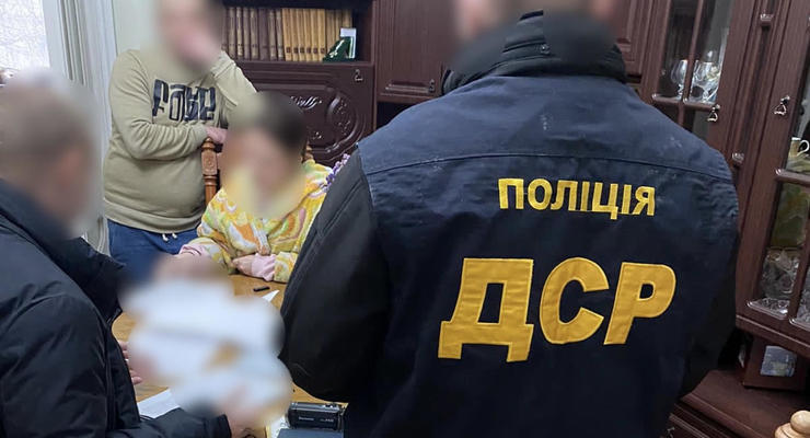 Помогала военнообязанным выехать за границу: В Черновицкой области разоблачили экс-чиновницу