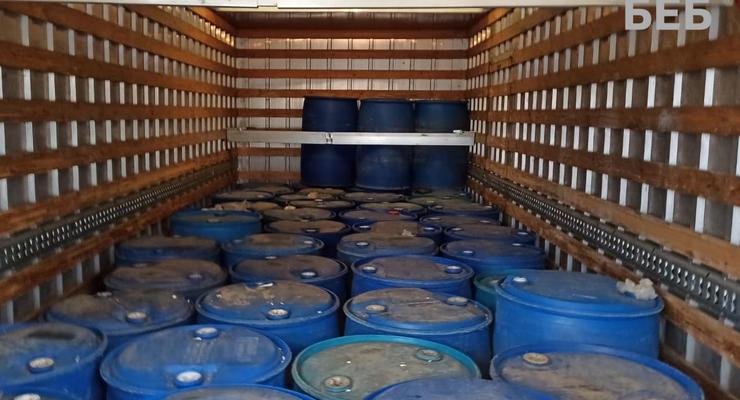 У Рівненській області виявили 10 тонн контрафактного спирту