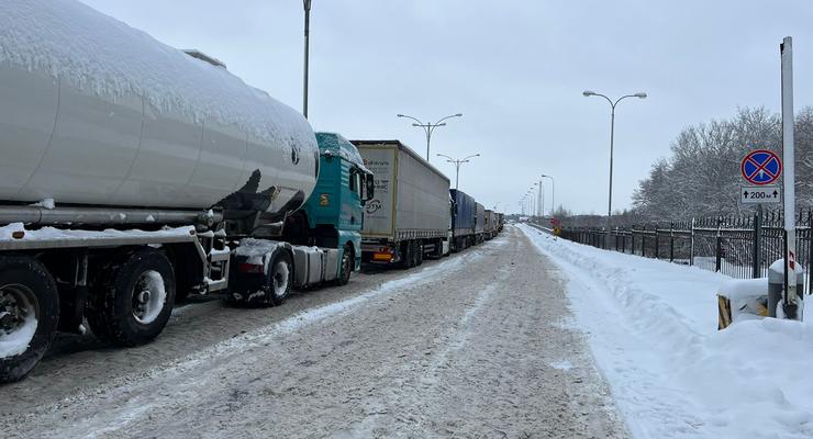 Из-за снегопада на границе Украины пробки: Где наибольшее скопление машин
