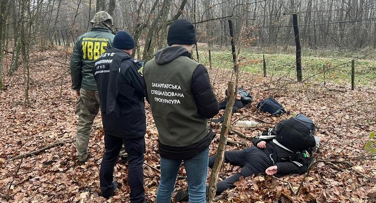 Пытались пересечь границу: В Ужгородском районе задержали переправителя и его "клиента"