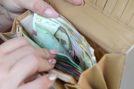 Украинцам не нужно снова подавать заявления для продления соцвыплат - решение Кабмина