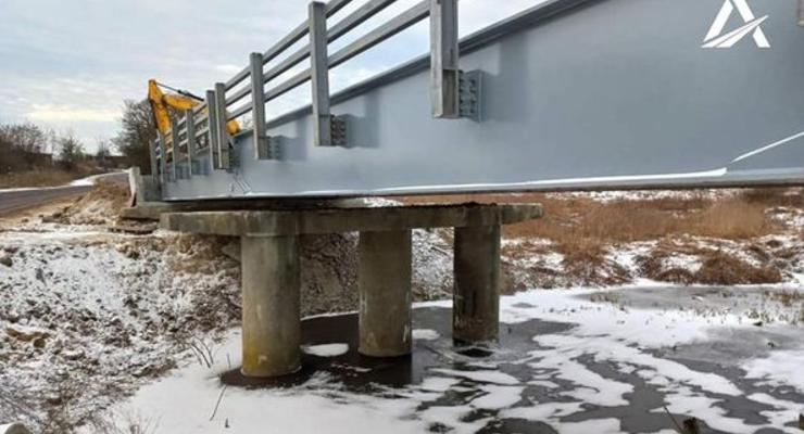 В Черниговской области установили первый модульный металлический мост из Франции