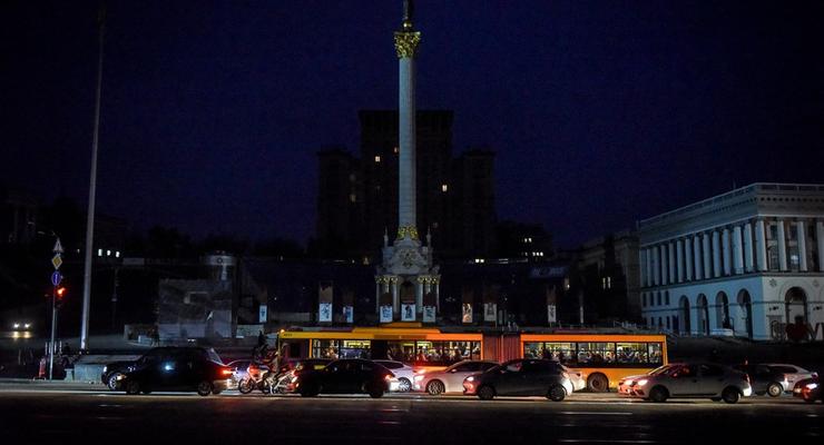 Потребление электроэнергии растет: в Киеве и двух областях действуют аварийные отключения