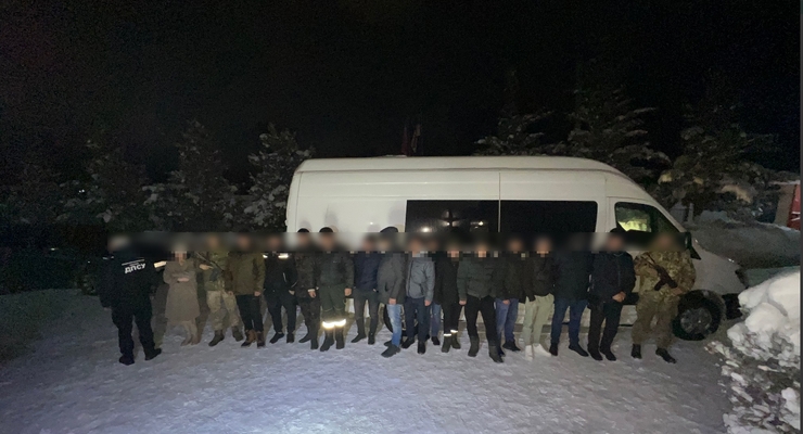 В Черновицкой области задержали два микроавтобуса с уклонистами / dpsu.gov.ua