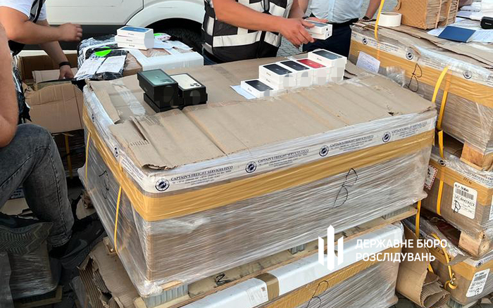 Закарпатські митники сприяли незаконному ввезенню елітної електроніки