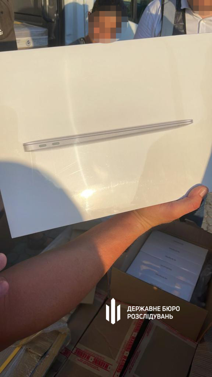 Закарпатські митники сприяли незаконному ввезенню елітної електроніки