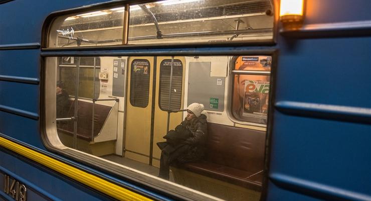 Сбой в метро Киева: на станциях продажа бумажных билетов приостановлена